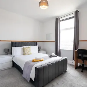Spacious 4br, Parking, Near Centre, Accommodates 8 Holiday home Sheffield